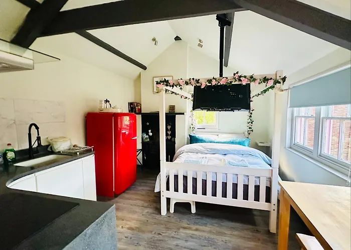 Tiny Romantic Retreat With Hot Tub On A Country Estate Near Cardigan Bay In Eryri Snowdonia