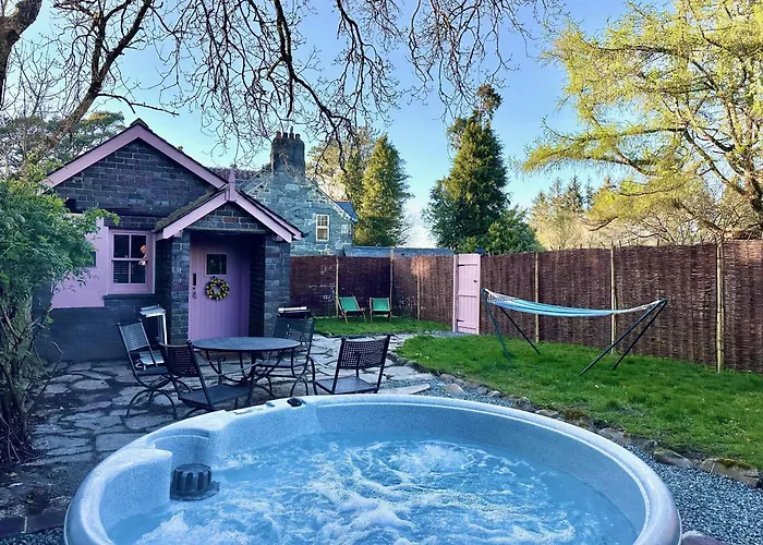 Tiny Romantic Retreat With Hot Tub On A Country Estate Near Cardigan Bay In Eryri Snowdonia