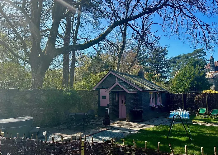 Tiny Romantic Retreat With Hot Tub On A Country Estate Near Cardigan Bay In Eryri Snowdonia