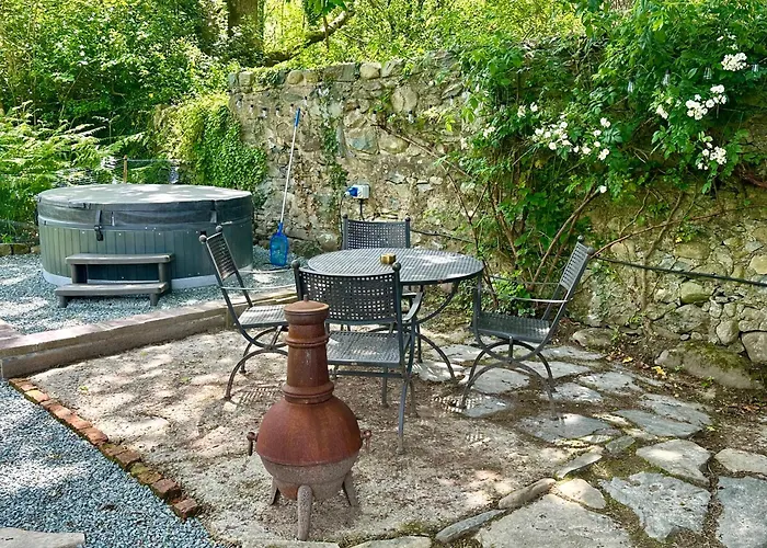 Tiny Romantic Retreat With Hot Tub On A Country Estate Near Cardigan Bay In Eryri Snowdonia