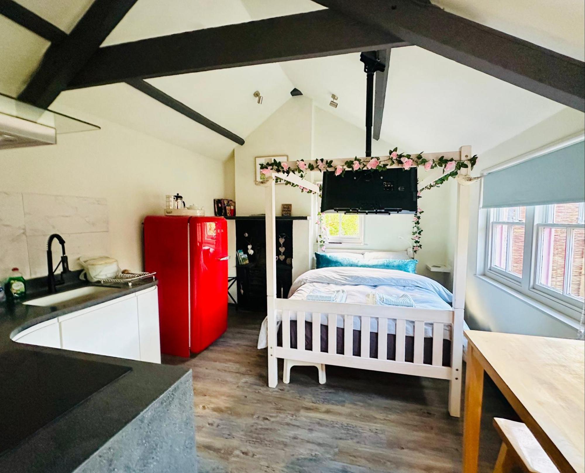 Tiny Romantic Retreat With Hot Tub On A Country Estate Near Cardigan Bay In Eryri Snowdonia