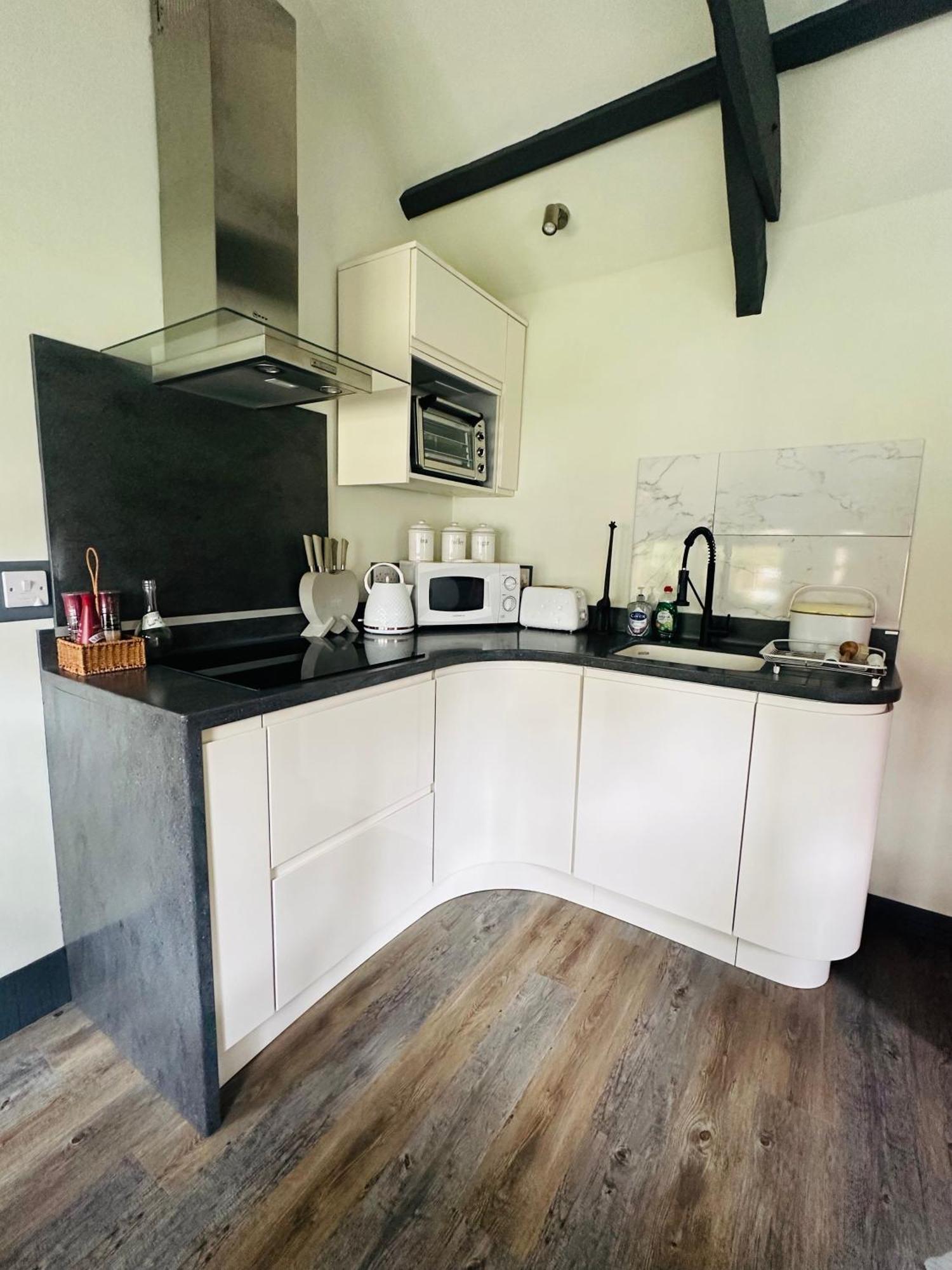 Holiday home Tiny Romantic Retreat With Hot Tub On A Country Estate Near Cardigan Bay In Eryri Snowdonia *