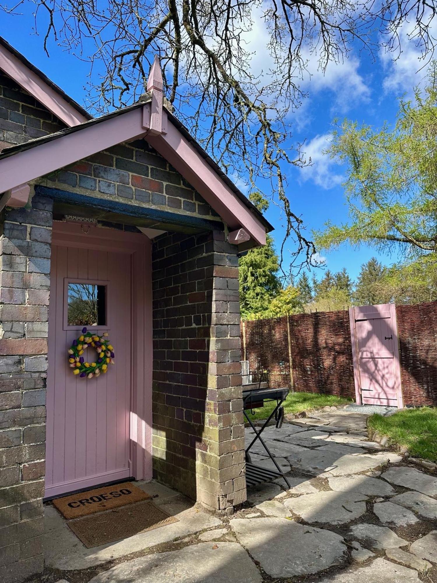 Holiday home Tiny Romantic Retreat With Hot Tub On A Country Estate Near Cardigan Bay In Eryri Snowdonia *