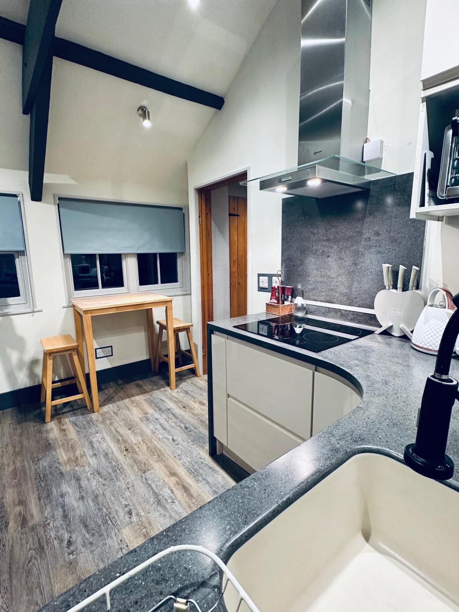 Holiday home Tiny Romantic Retreat With Hot Tub On A Country Estate Near Cardigan Bay In Eryri Snowdonia Llanbedr (Gwynedd)