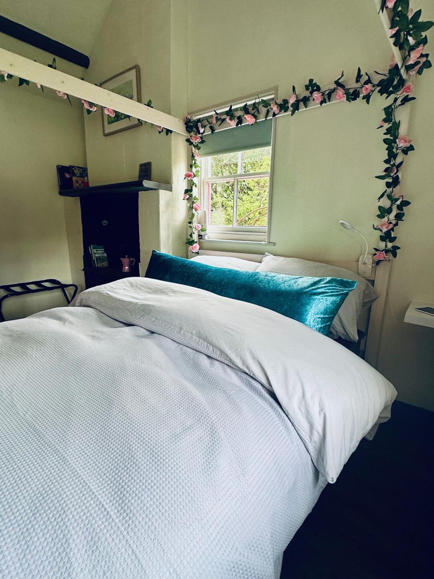 Tiny Romantic Retreat With Hot Tub On A Country Estate Near Cardigan Bay In Eryri Snowdonia Llanbedr (Gwynedd)