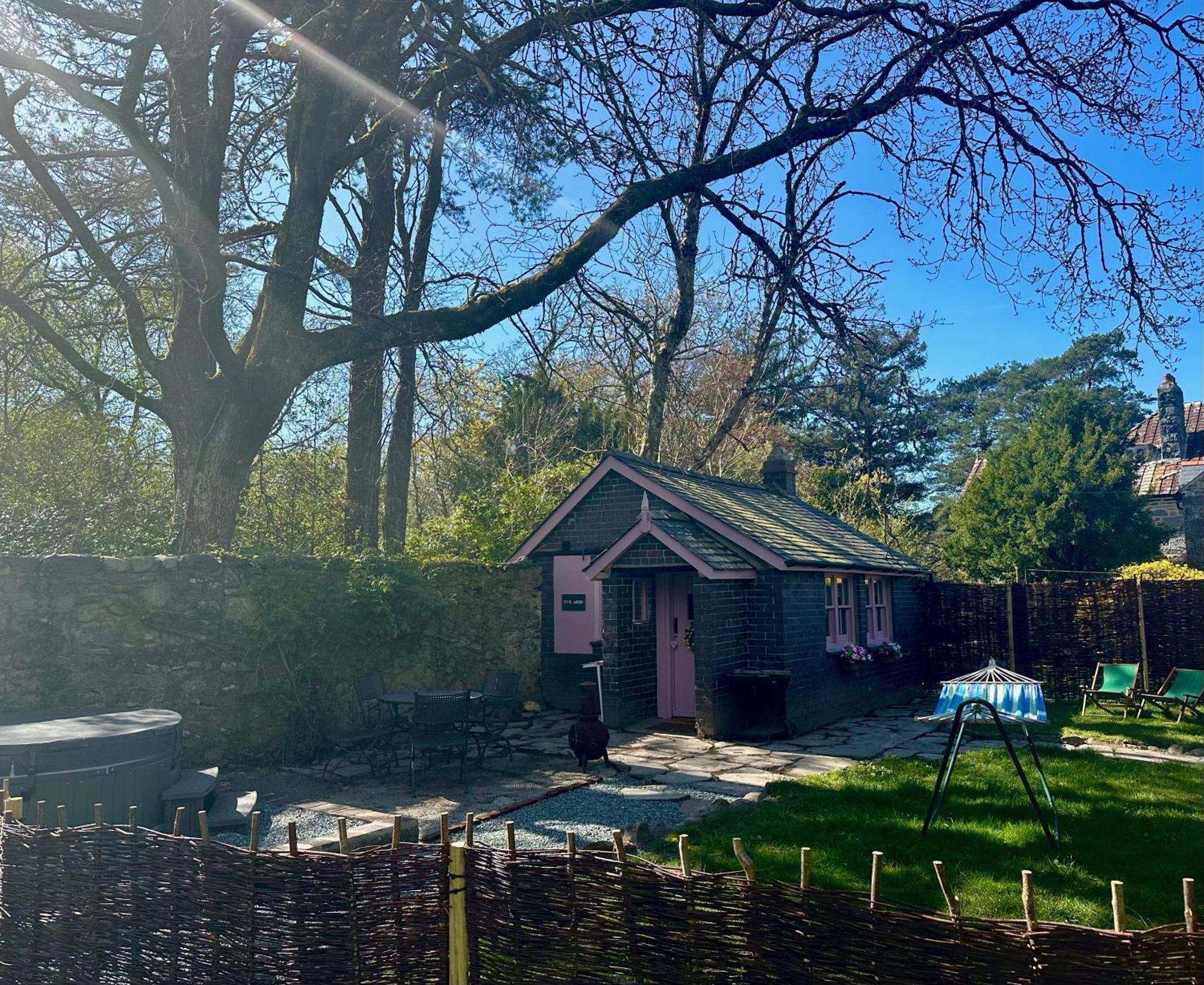 Tiny Romantic Retreat With Hot Tub On A Country Estate Near Cardigan Bay In Eryri Snowdonia Llanbedr (Gwynedd)