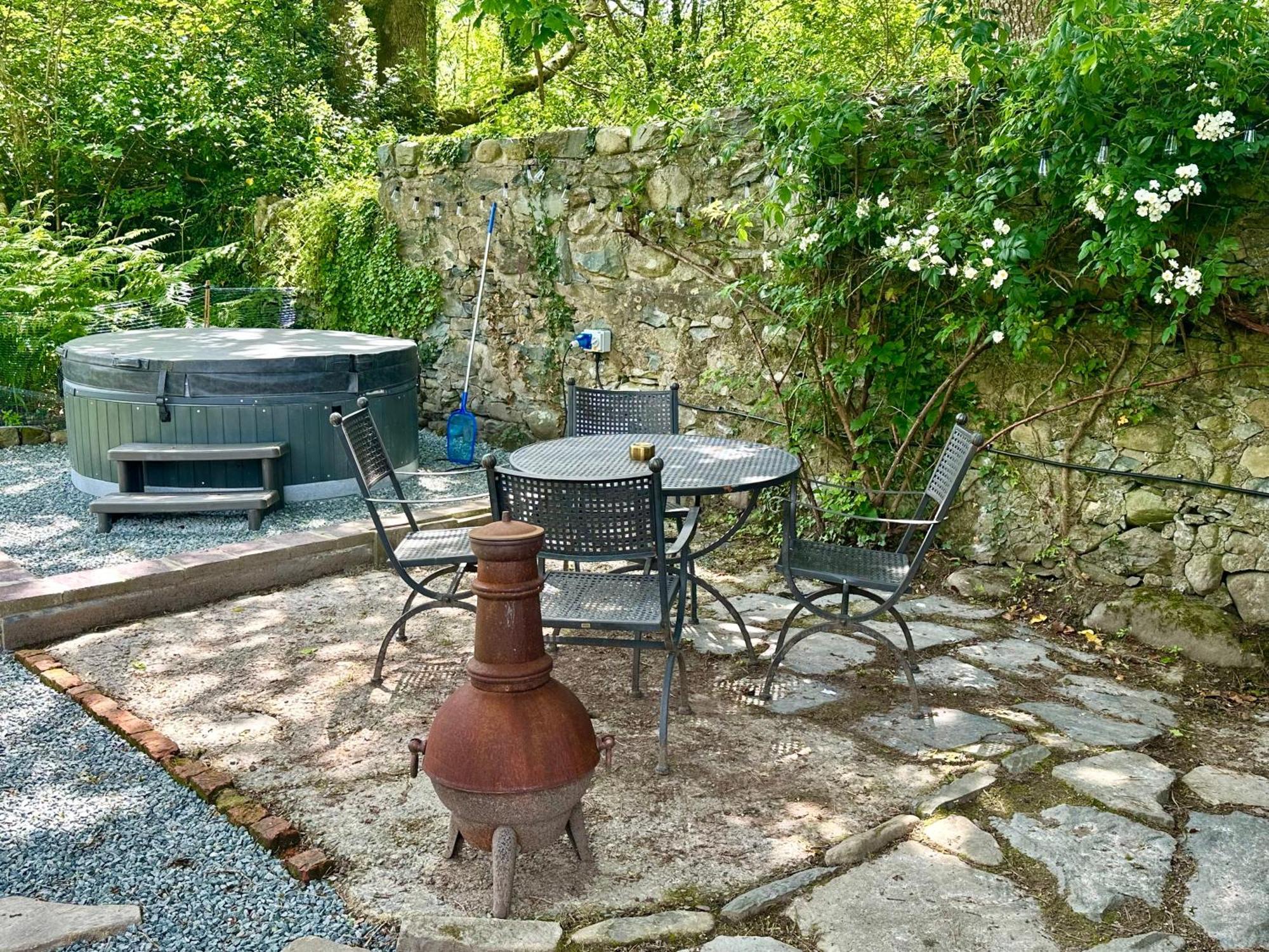 Tiny Romantic Retreat With Hot Tub On A Country Estate Near Cardigan Bay In Eryri Snowdonia Holiday home Llanbedr (Gwynedd)